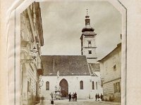 Crkva sv. Marka 1862. godina sa kipom Blažene Djevice Marije ispred južnog portala. Grbovi na krovu postavljeni su tijekom obnove nakon potresa 1875.-1882. godine